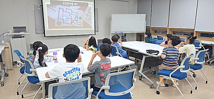 도서관·청소년수련관에서 아이들이 코딩 수업을 듣는 모습